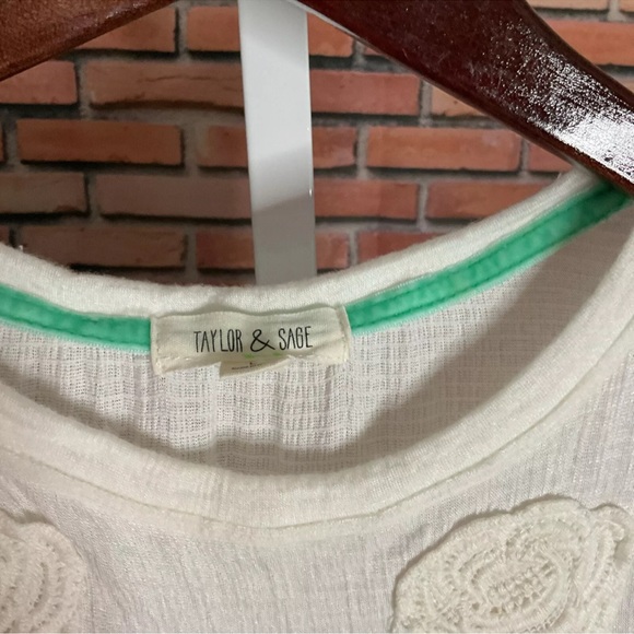 Taylor & Sage Women’s L Sleeveless Women’s Pullover Top Off White blouse - Picture 4 of 7